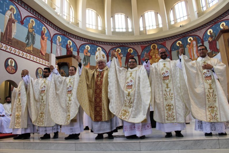 6 NUEVOS SACERDOTES PARA LA IGLESIA