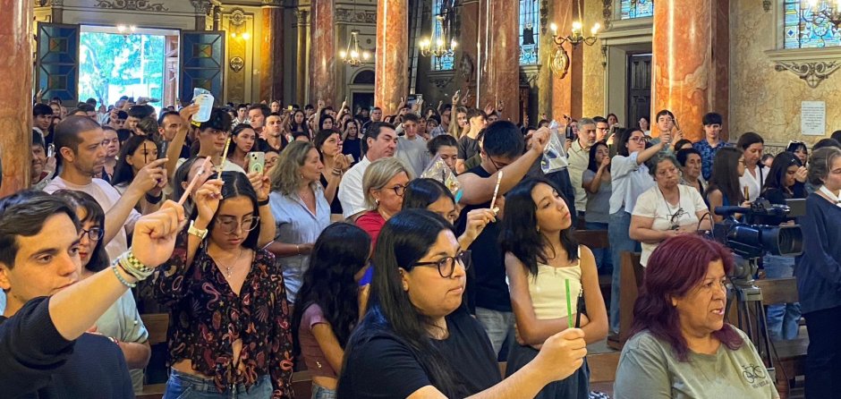 GRAN NÚMERO DE JÓVENES ASISTE A LA BENDICIÓN DE LÁPICES PARA LA PRUEBA PAES