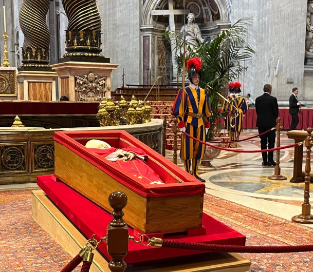 El ataúd del Papa Francisco ya descansa en la basílica de San Pedro