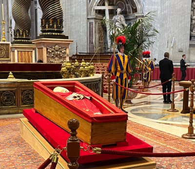 El ataúd del Papa Francisco ya descansa en la basílica de San Pedro