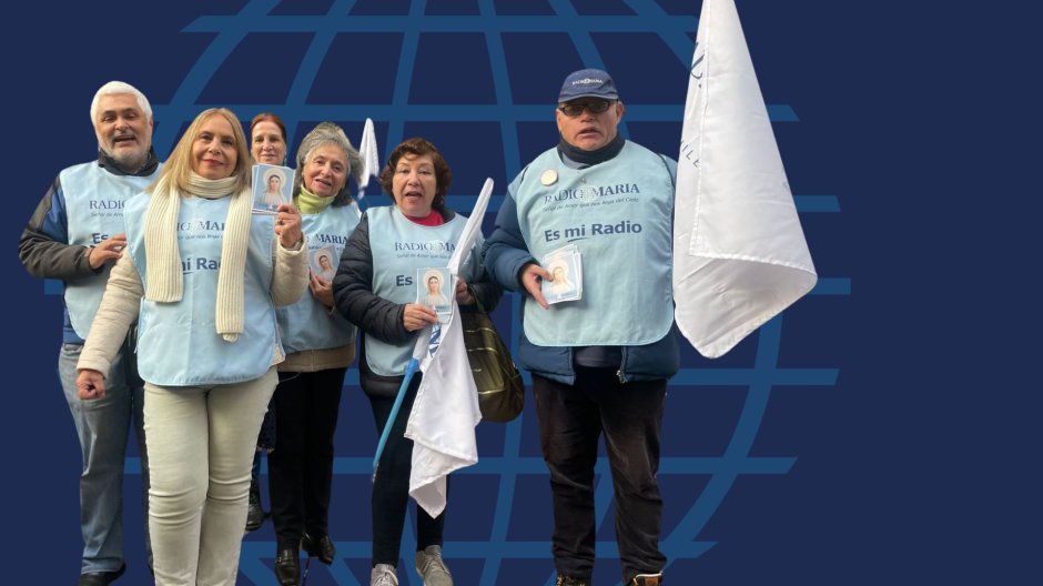 Voluntarios participan en procesión del Corpus Christi que congregó a 2.000 fieles en Santiago